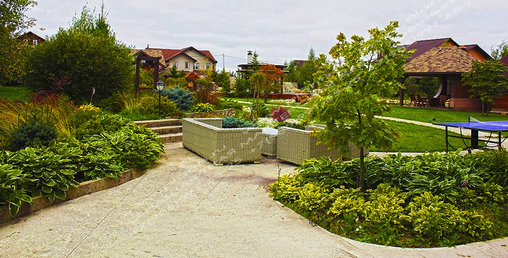 Дизайн сада с площадкой для отдыха и цветниками